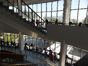 인문관 층별 로비 창가 독서대 설치(2012.10월) 대표이미지