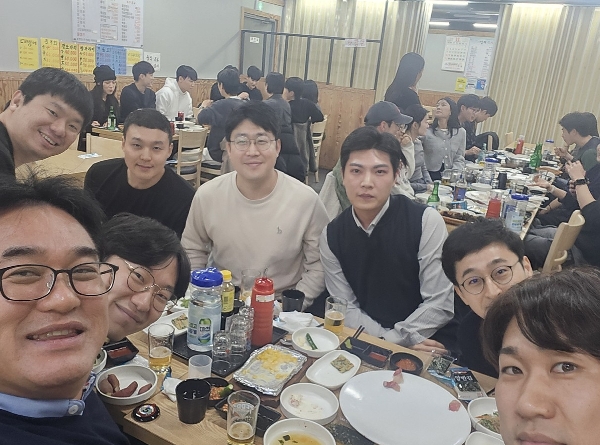 [2025.11.19.] 글로컬랩사업단 25년-2차 정기회의후 참여교수, 대학원생 및 행정직원 저녁식사 main image